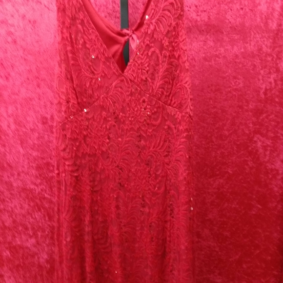 Dresses - Picture 3 of 4